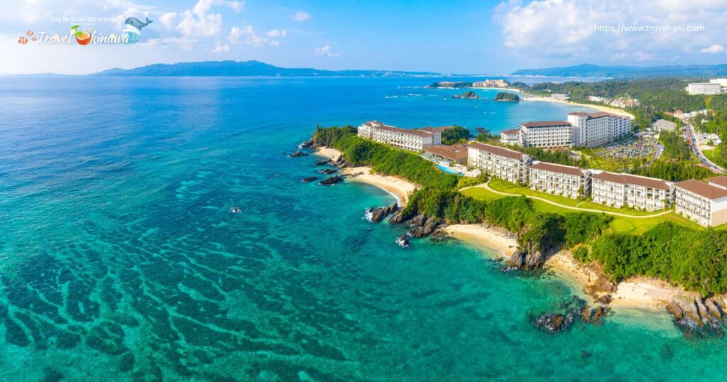 Halekulani Okinawa với bãi biển tuyệt đẹp.